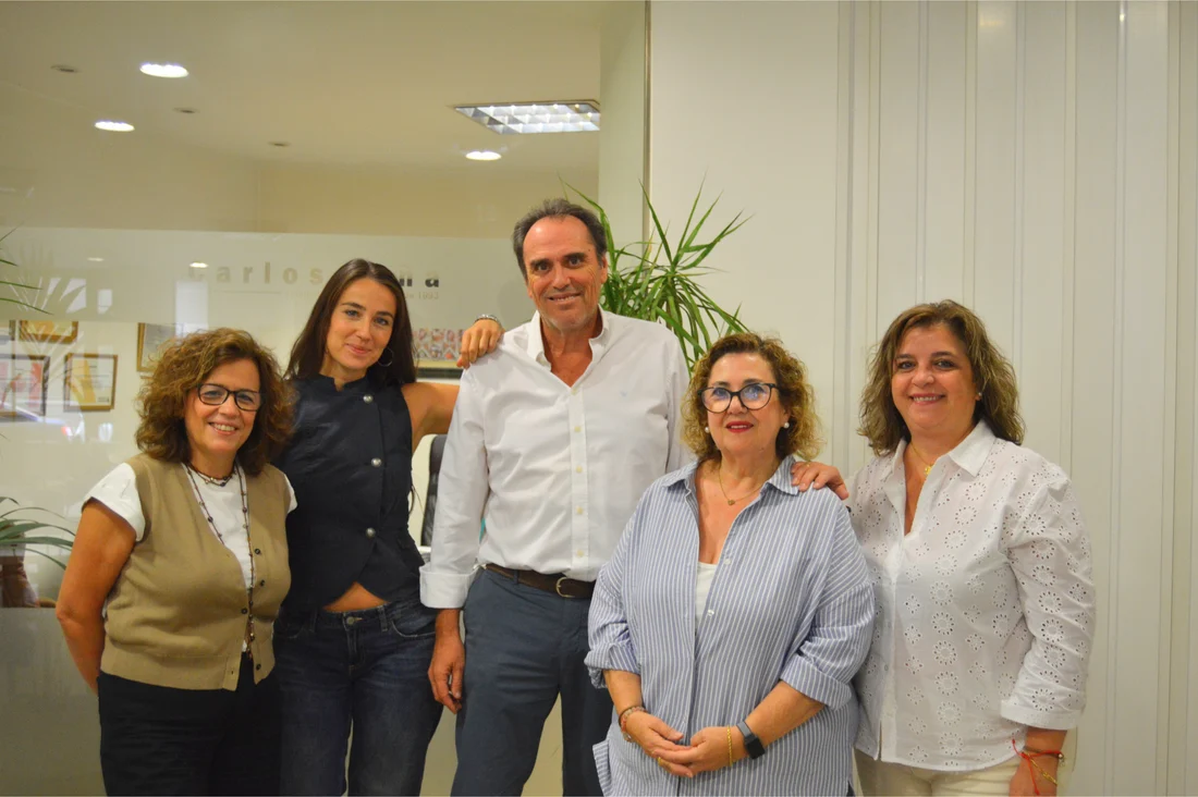 El equipo de Seguros Carlos Peña en su oficina de la calle Morería, Ciudad Real