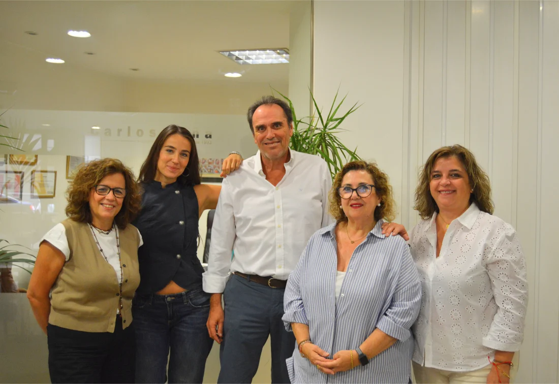 El equipo de Seguros Carlos Peña en su oficina de la calle Morería, Ciudad Real
